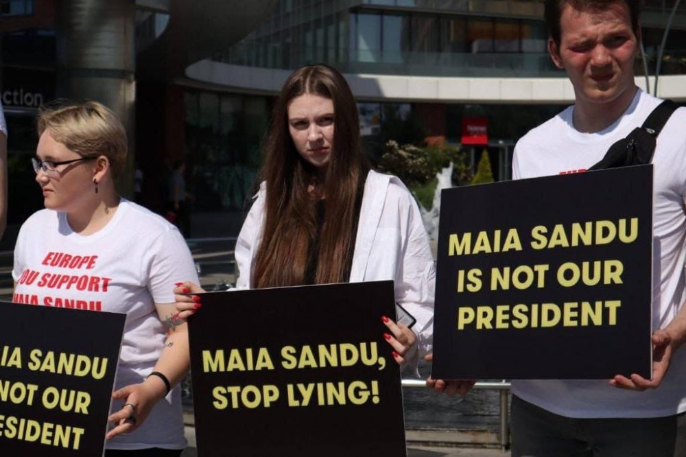 Protestele continuă, de data aceasta – în fața hotelurilor unde sunt cazate delegațiile europene și jurnaliști străini: „Împotriva dictaturii instituite de Maia Sandu”